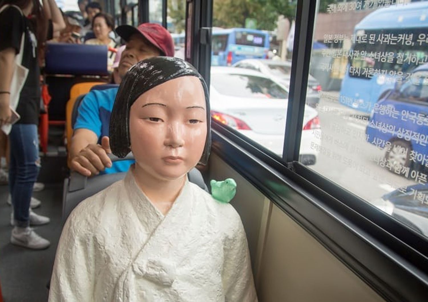 Statua di una &lsquo;donna di conforto&rsquo; su un autobus al centro di Seul