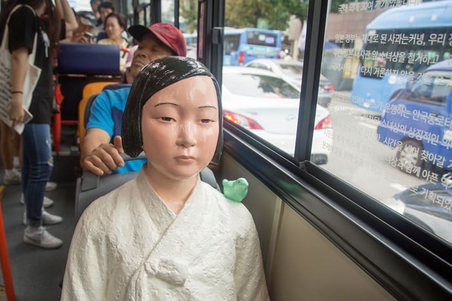 Statua di una &lsquo;donna di conforto&rsquo; su un autobus al centro di Seul
