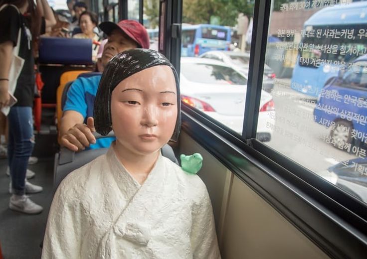 Statua di una &lsquo;donna di conforto&rsquo; su un autobus al centro di Seul