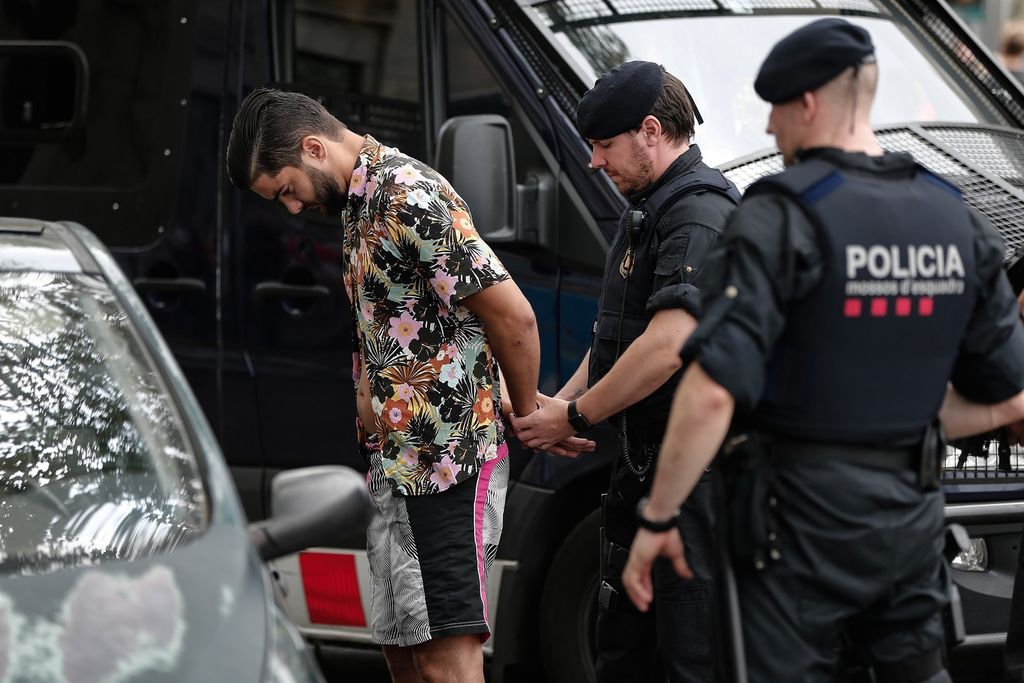 &nbsp;La polizia catalana perquisisce un sospetto