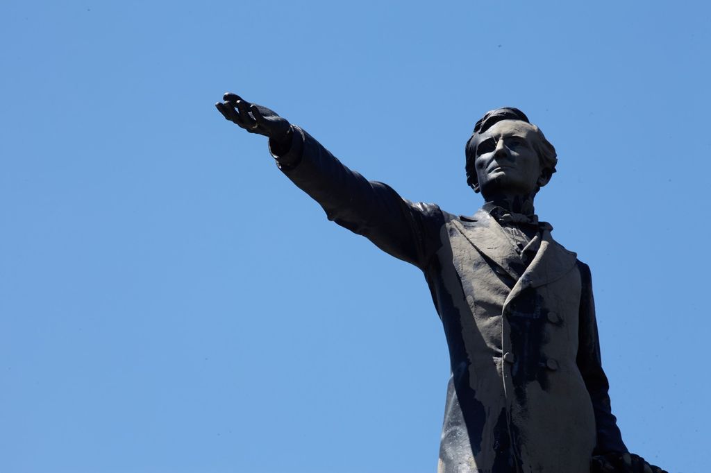 &nbsp;Una statua di Jefferson Davis a New Orleans
