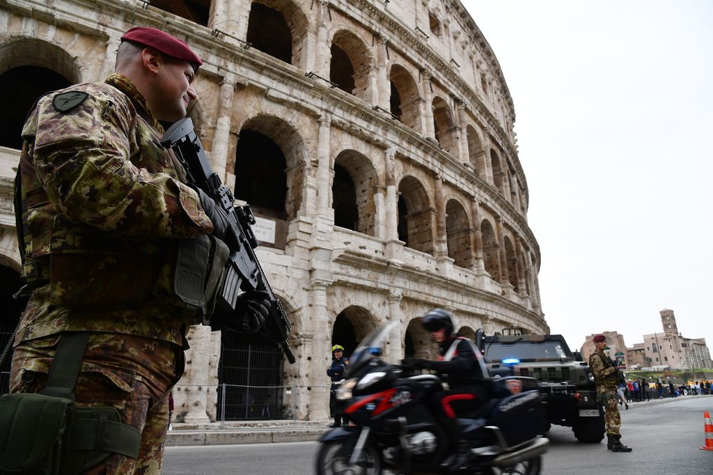 &nbsp;Un soldato italiano di fronte al Colosseo