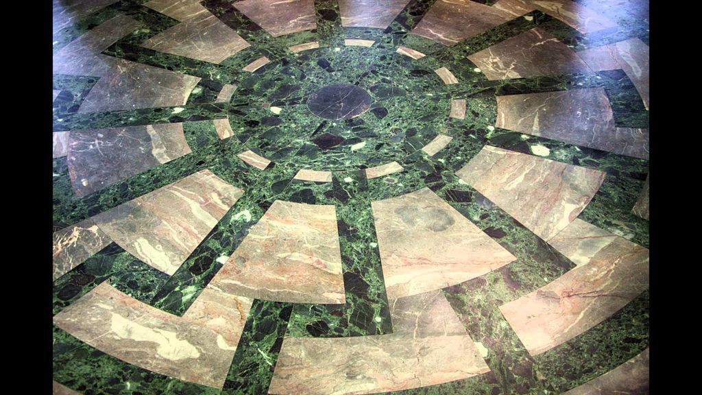 &nbsp;Un simbolo solare su un pavimento del Castello di Wewelsburg