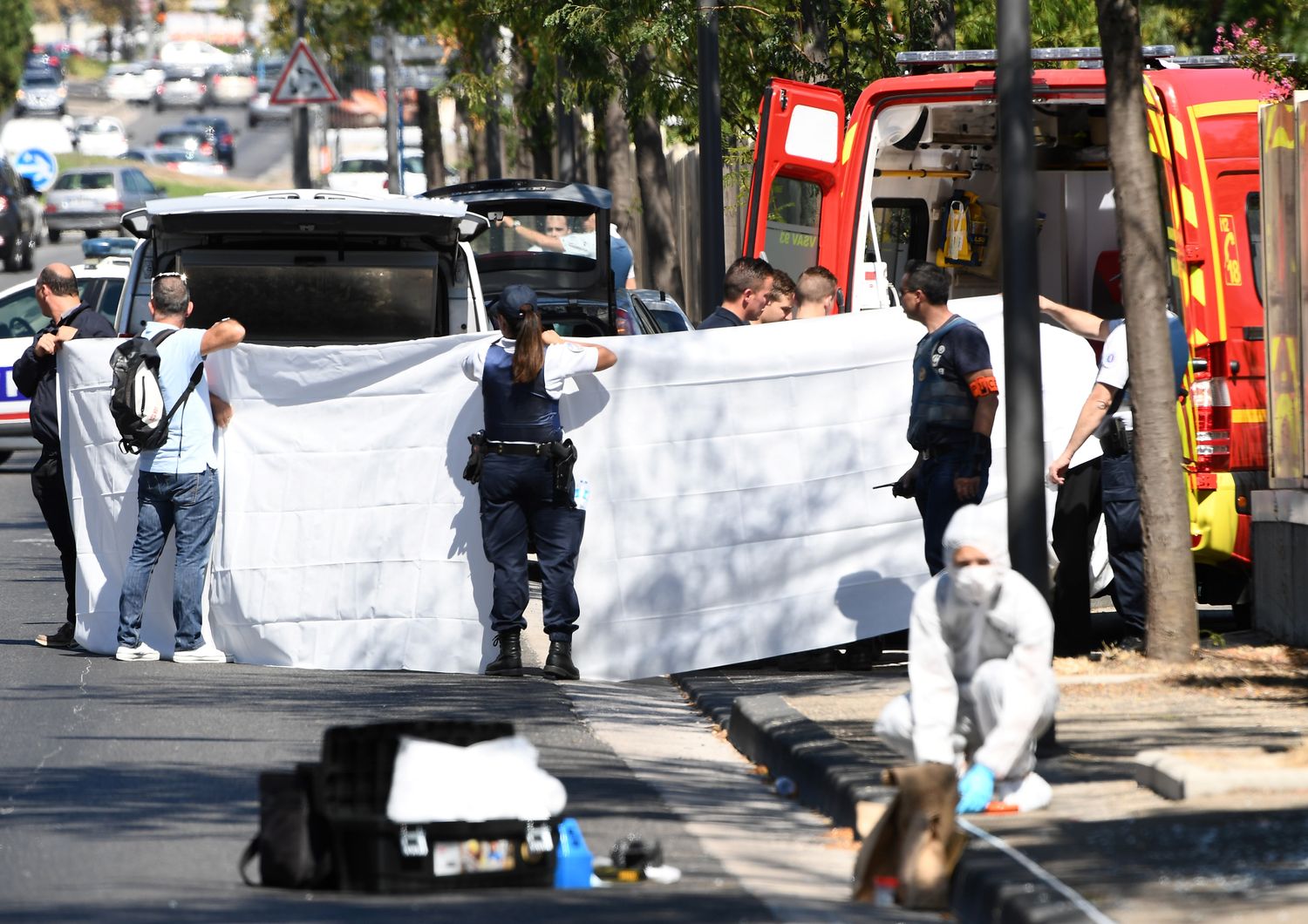 Francia: auto contro la folla a fermata bus a Marsiglia, un morto