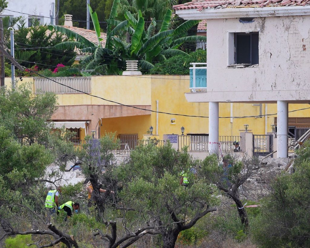 &nbsp;La polizia scientifica al lavoro tra le macerie del covo di Alcanar