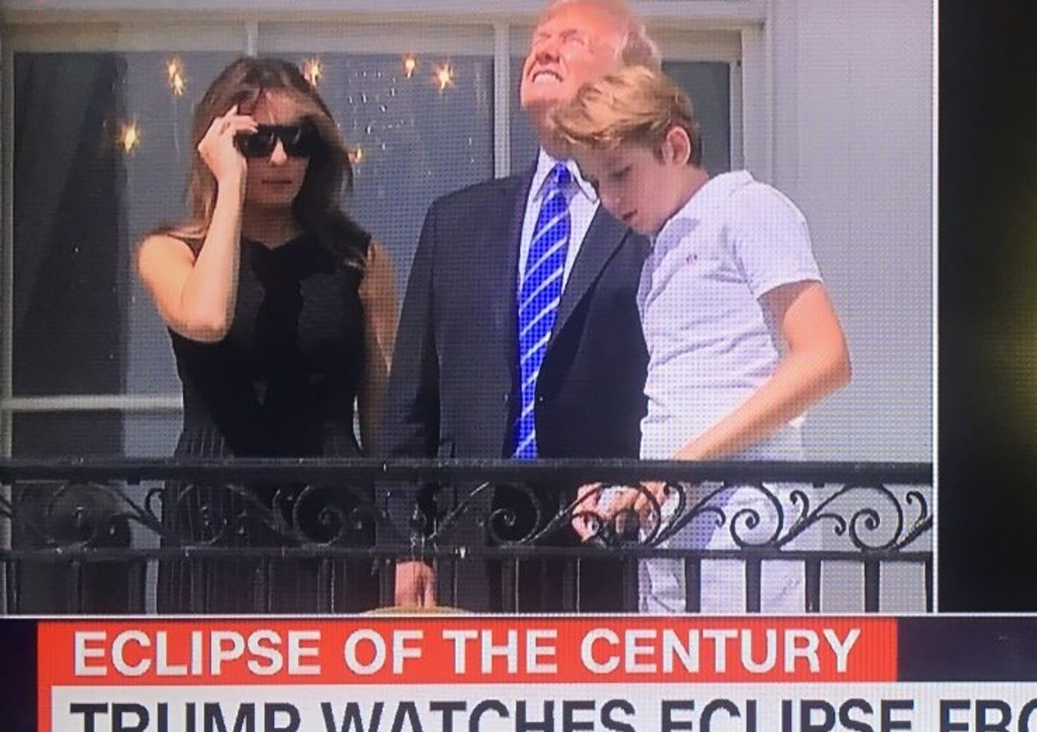 Trump&nbsp;non crede alle fake news e guarda l&#39;eclissi solare senza occhiali protettivi