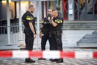 &nbsp;La polizia di Rotterdam sul luogo del concerto annullato