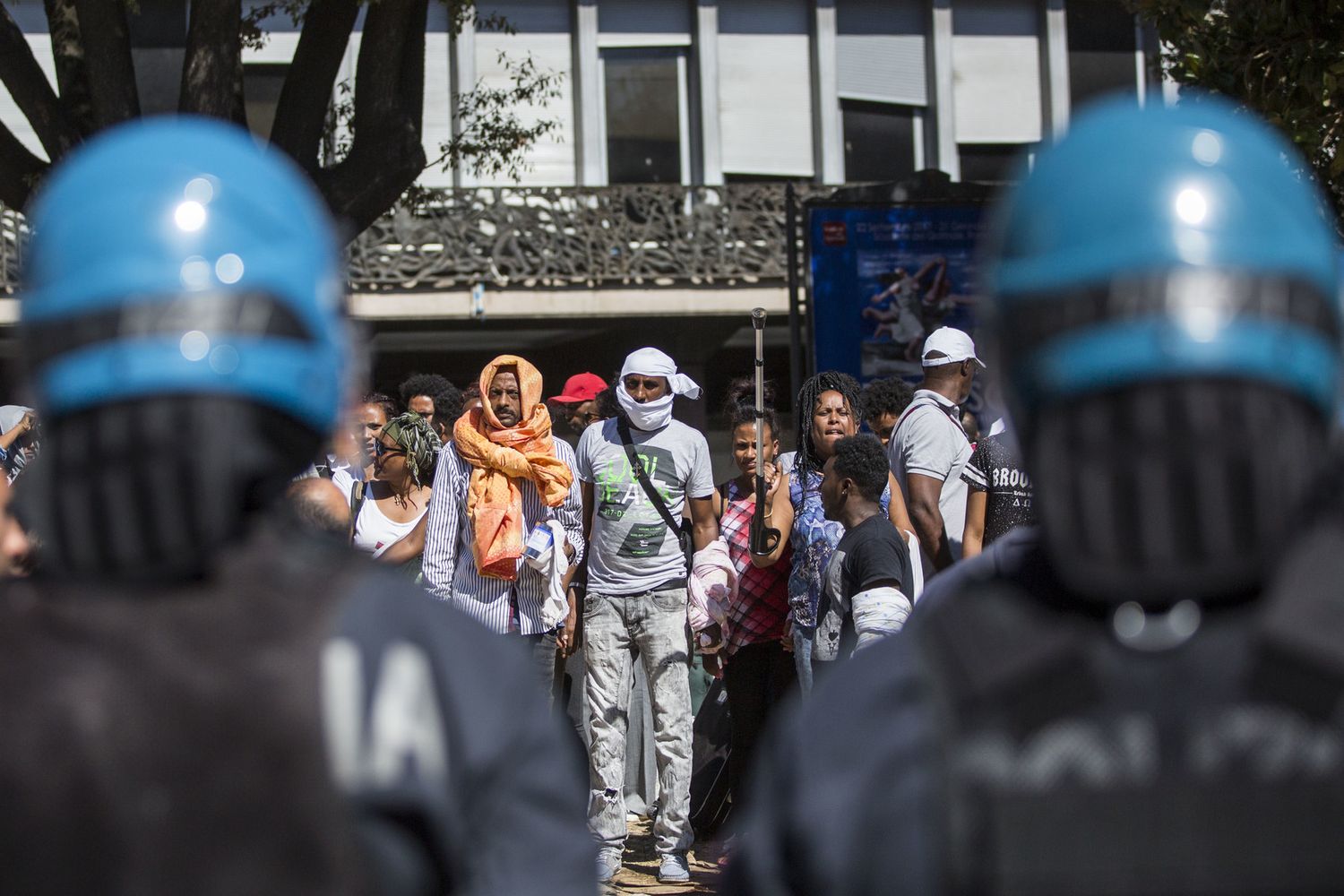 &nbsp;La polizia disperde gli immigrati dell'ex palazzo ISPRA, accampati a piazza Indipendenza dopo lo sgombero