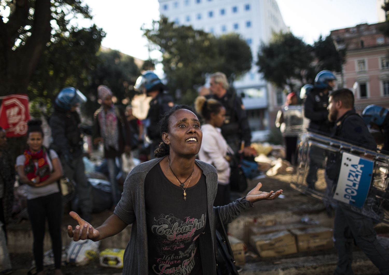 La donna eritrea accarezzata dal poliziotto dopo &nbsp;lo sgombero