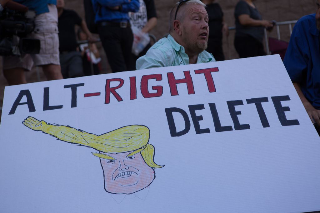 &nbsp;Una manifestazione anti-Trump a Phoenix, Arizona
