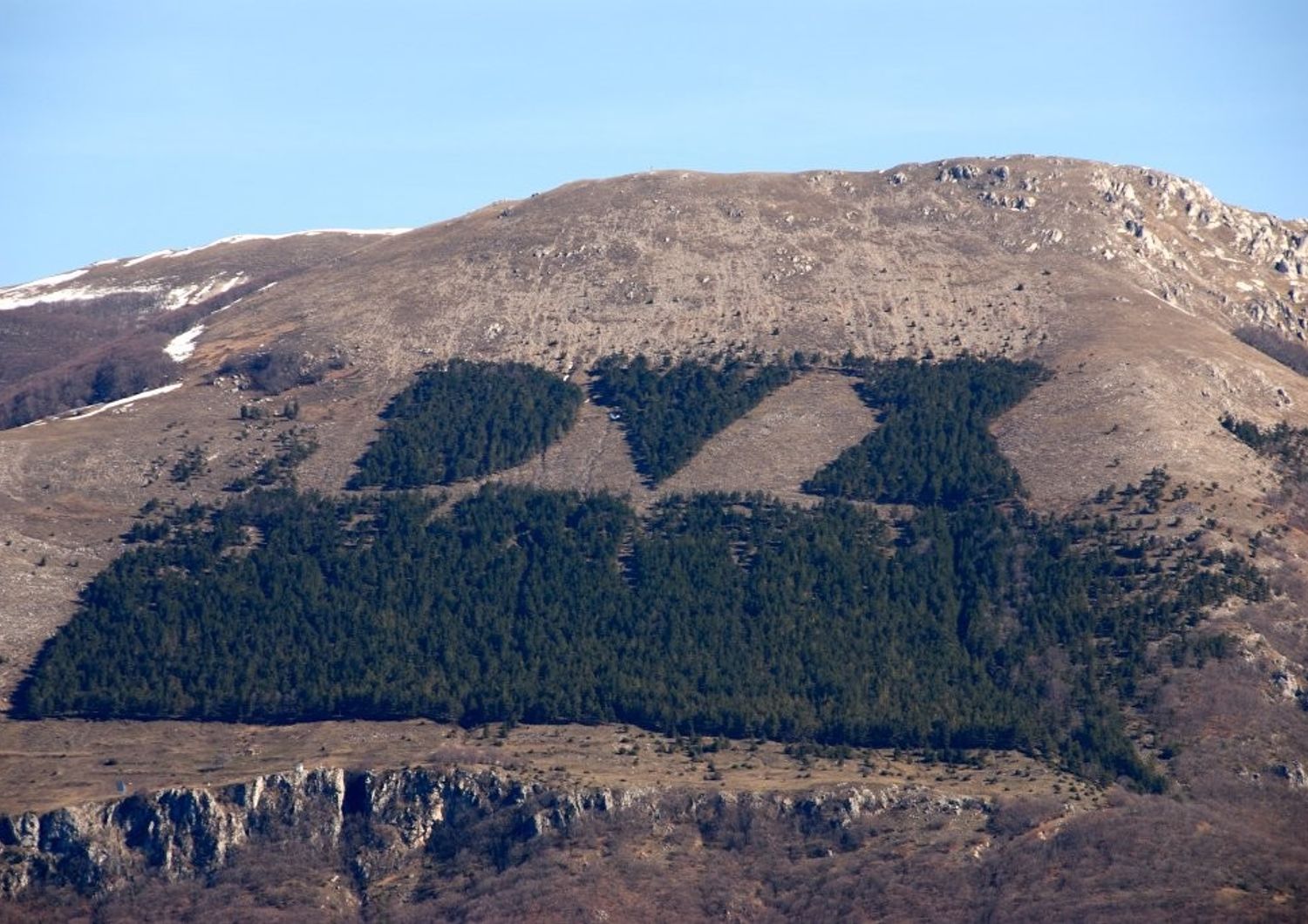 La scritta DUX sul Monte Giano, distrutta il 24 agosto 2017