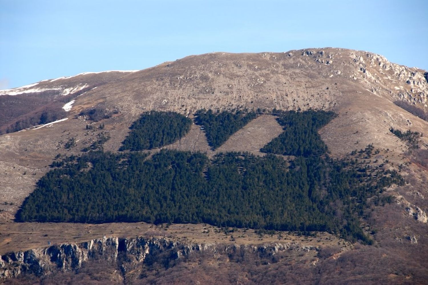 La scritta DUX sul Monte Giano, distrutta il 24 agosto 2017