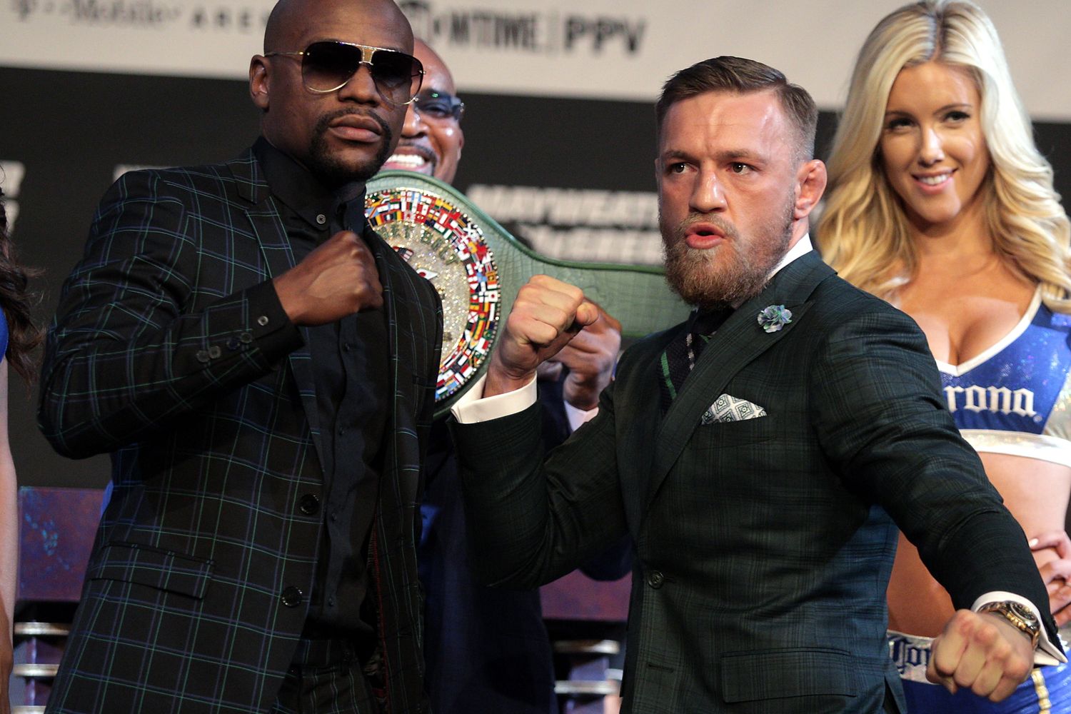 &nbsp;Floyd&nbsp;Mayweather&nbsp;jr a sinistra&nbsp;e&nbsp;Conor&nbsp;McGregor a destra&nbsp;