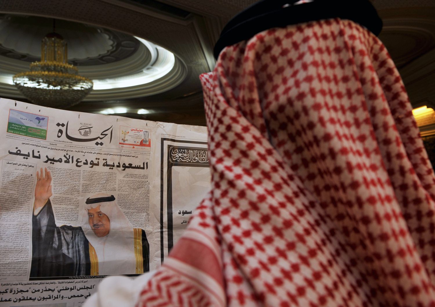 Arabia Sudita, un saudita legge un giornale (foto d'archivio)