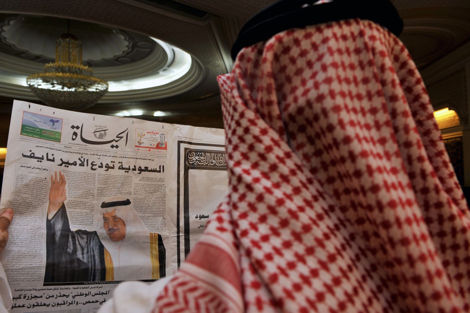 Arabia Sudita, un saudita legge un giornale (foto d'archivio)