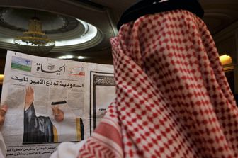 Arabia Sudita, un saudita legge un giornale (foto d'archivio)