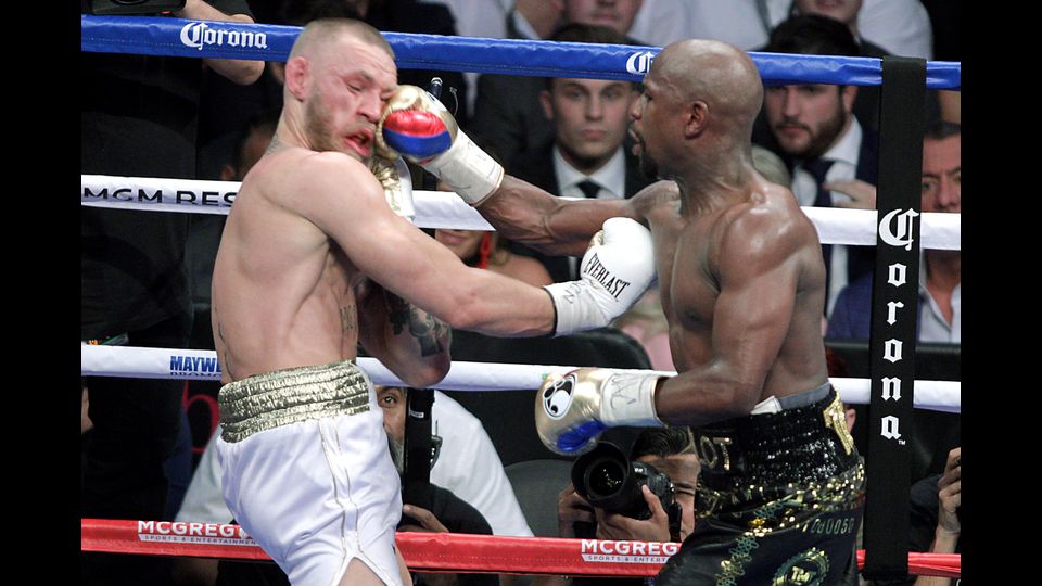 Come in un film della serie Rocky. Il match milionario (per giro d'affari: 600 milioni di dollari) tra il campione del mondo di pugilato in 5 categorie diverse, Flloyd Mayweather, e il campione di arti marziali miste irlandese, Conor McGregor, si &egrave; concluso al decimo round dopo un'entusiasmante lotta.&nbsp;