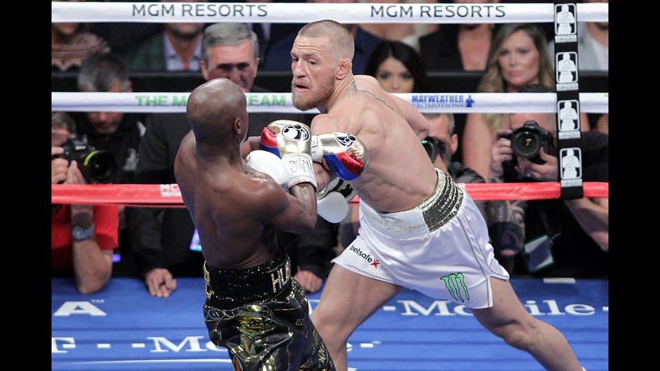 Il risultato era quello gi&agrave; scritto - cos&igrave; come, forse, il copione - con Mayweather che ha vinto il suo 50esimo incontro su altrettanti disputati. Ma il vincitore ha dovuto aspettare il decimo round, quando l&rsquo;arbitro ha decretato il ko tecnico.&nbsp;