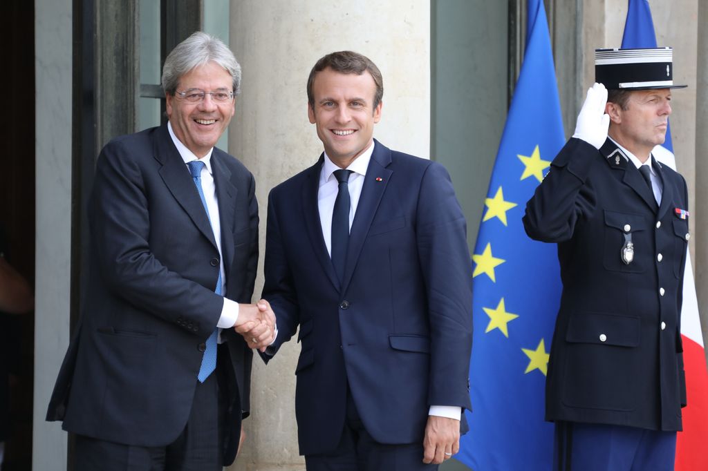 La stretta di mano tra Paolo Gentiloni ed Emmanuel Macron