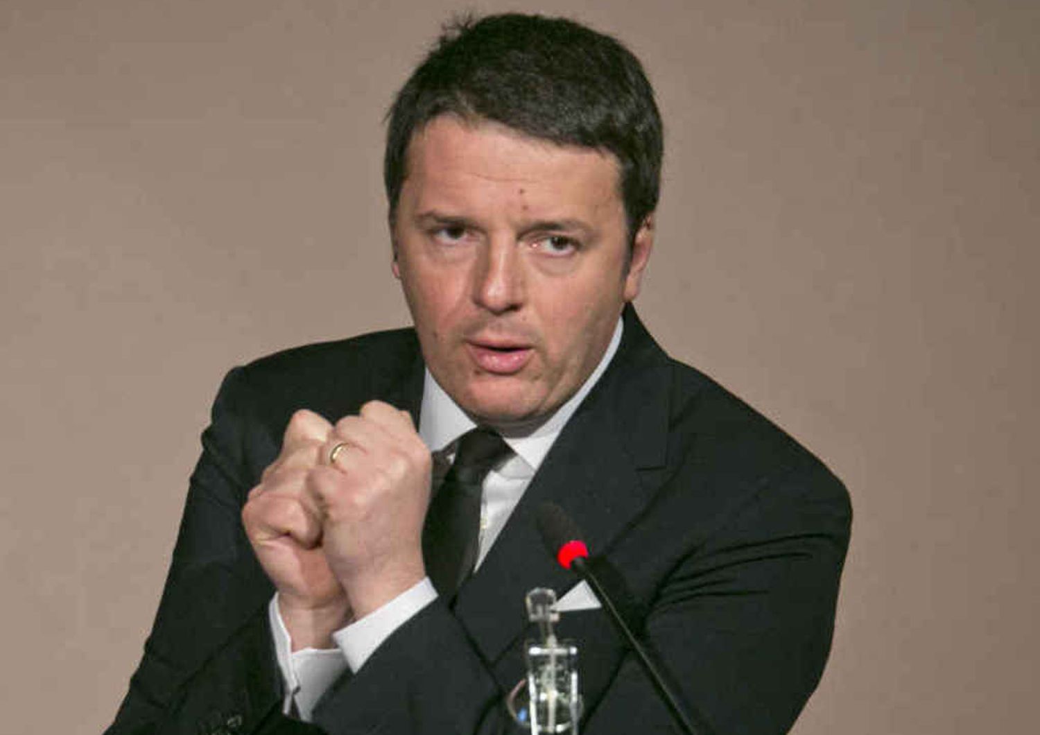 Renzi riunisce i parlamentari Pd, Bersani non va