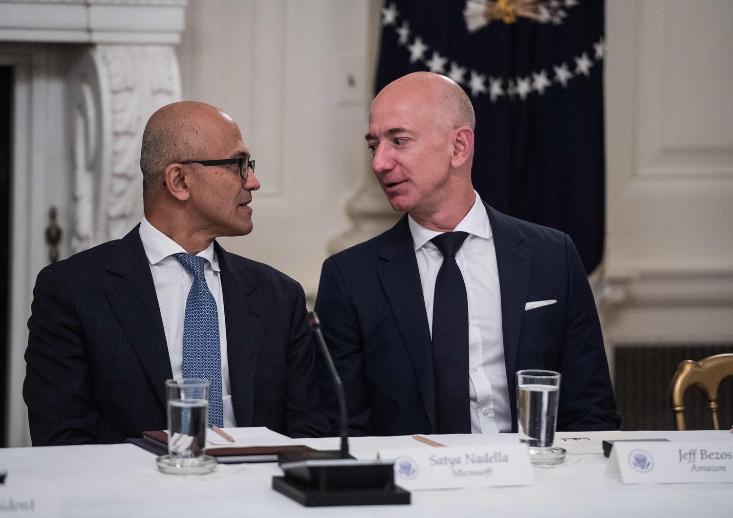 &nbsp;Satya Nadella (Microsoft) e Jeff Bezos (Amazon)