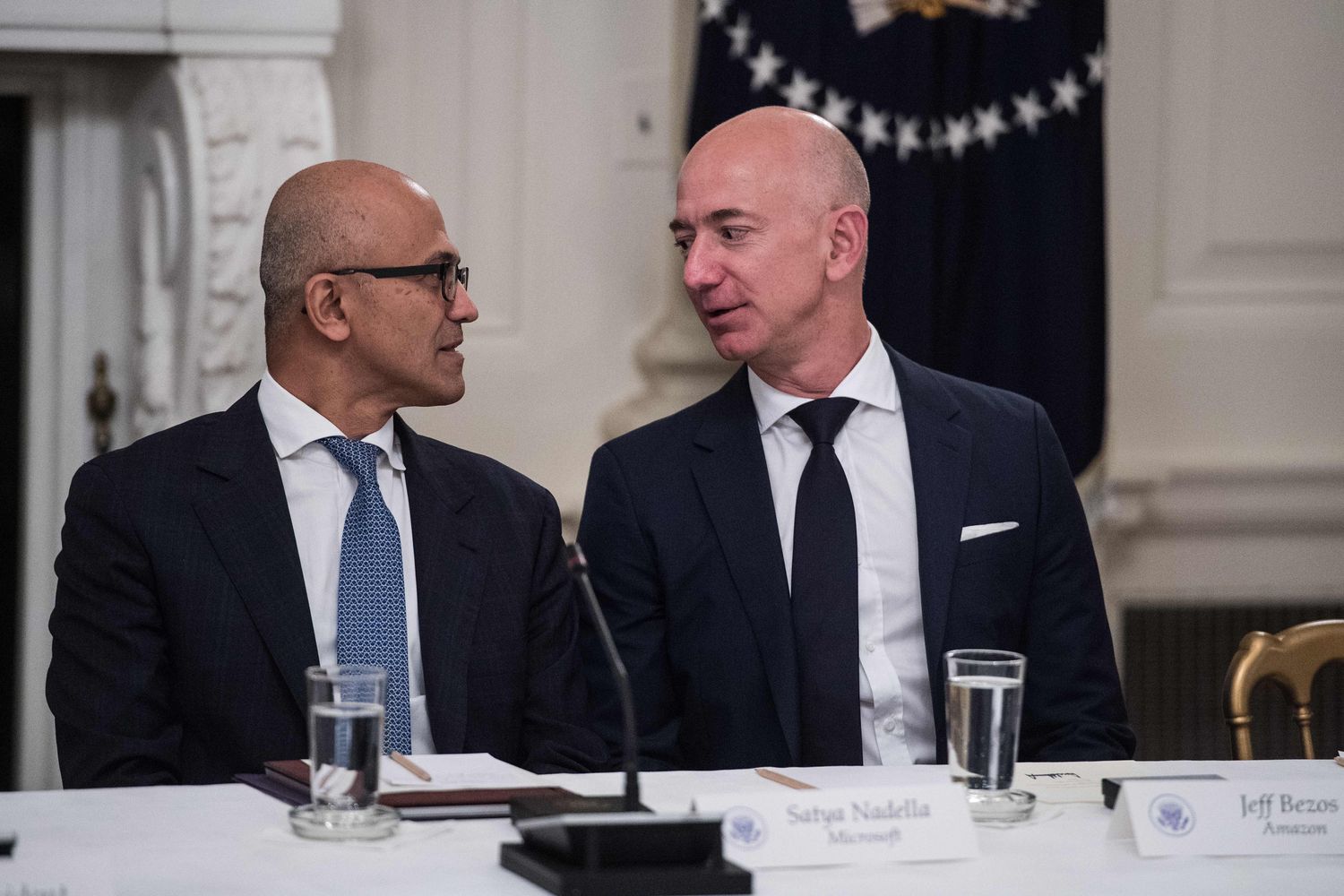 &nbsp;Satya Nadella (Microsoft) e Jeff Bezos (Amazon)