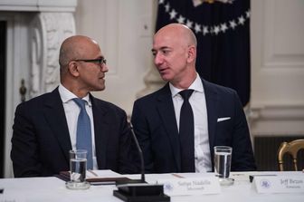 &nbsp;Satya Nadella (Microsoft) e Jeff Bezos (Amazon)