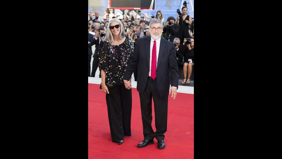 &nbsp;Deborah Nadoolman Landis and John Landis alla cerimonia di apertura della 74ma Mostra del Cinema di Venezia (Afp)