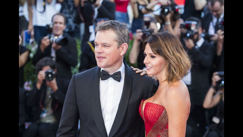 &nbsp;Matt Damon e la moglie Luciana Barroso alla cerimonia di apertura della 74ma Mostra del Cinema di Venezia (Afp)