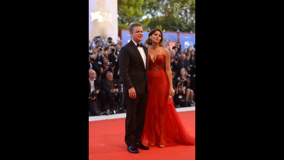 Matt Damon e la moglie Luciana Barroso alla cerimonia di apertura della 74ma Mostra del Cinema di Venezia (Afp)