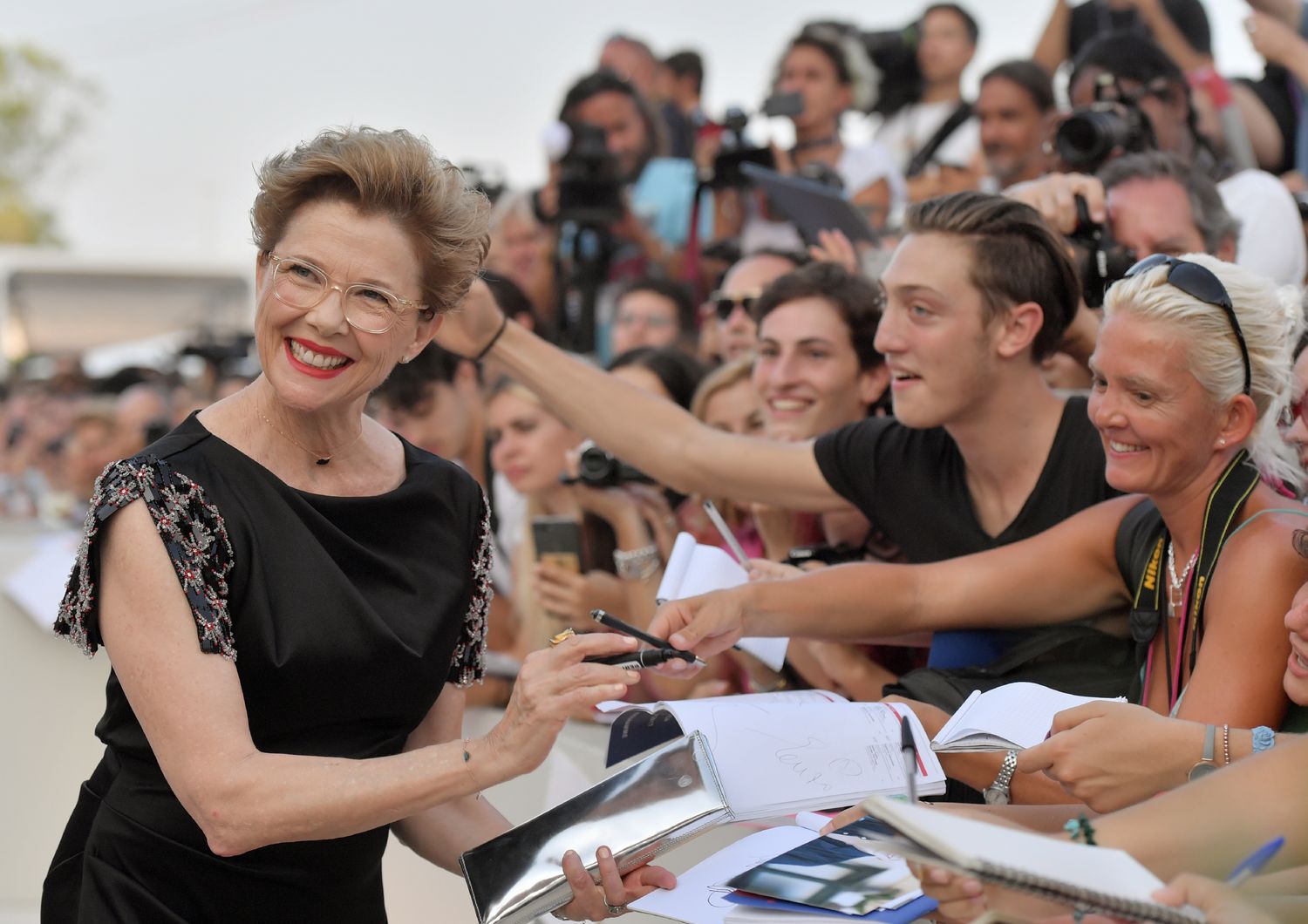 &nbsp;L'attrice statunitense e presidente della giuria Annette Bening firma gli autografi al suo arrivo alla 74ma Mostra del Cinema di Venezia (Afp)&nbsp;