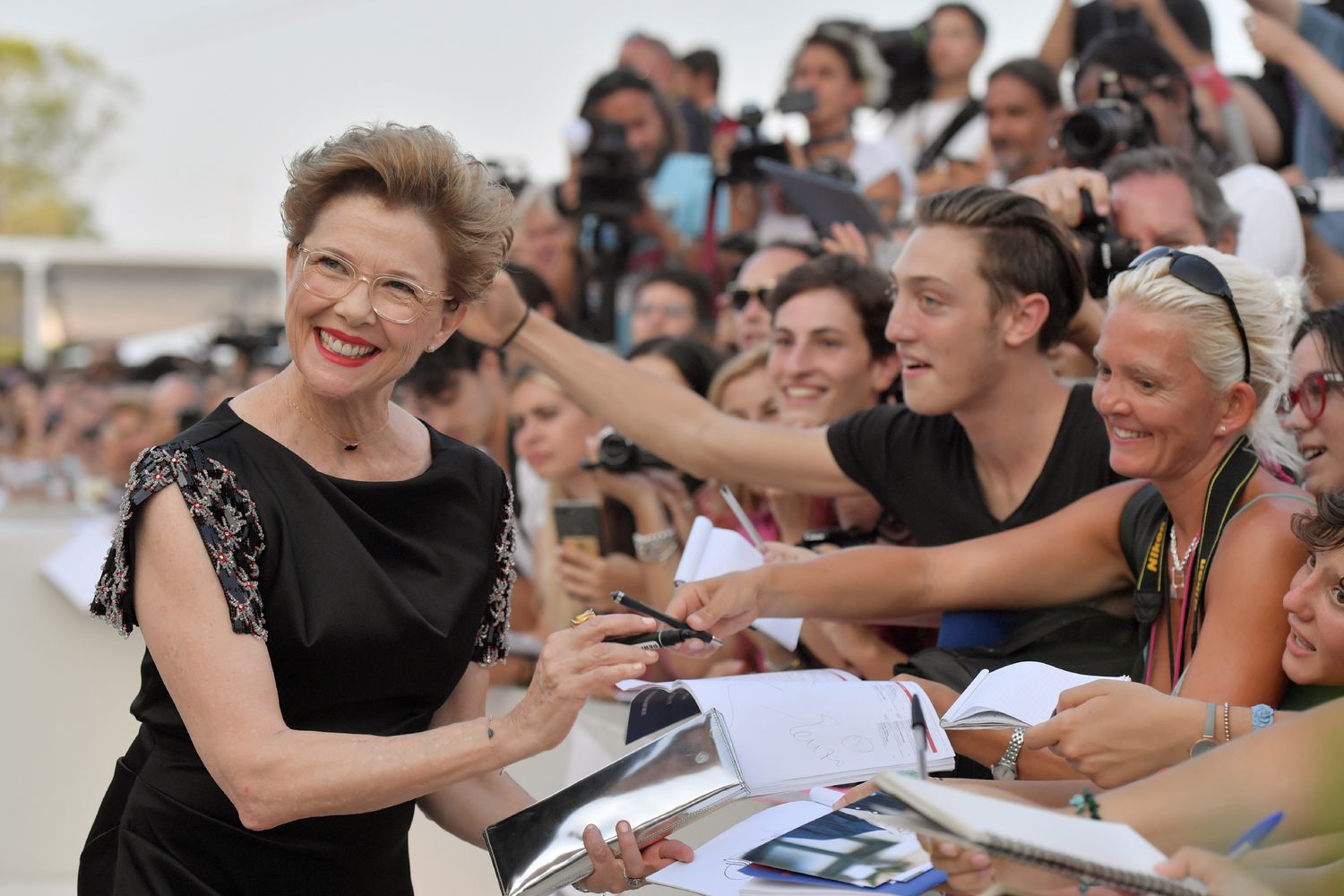 &nbsp;L'attrice statunitense e presidente della giuria Annette Bening firma gli autografi al suo arrivo alla 74ma Mostra del Cinema di Venezia (Afp)&nbsp;
