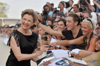 &nbsp;L'attrice statunitense e presidente della giuria Annette Bening firma gli autografi al suo arrivo alla 74ma Mostra del Cinema di Venezia (Afp)&nbsp;