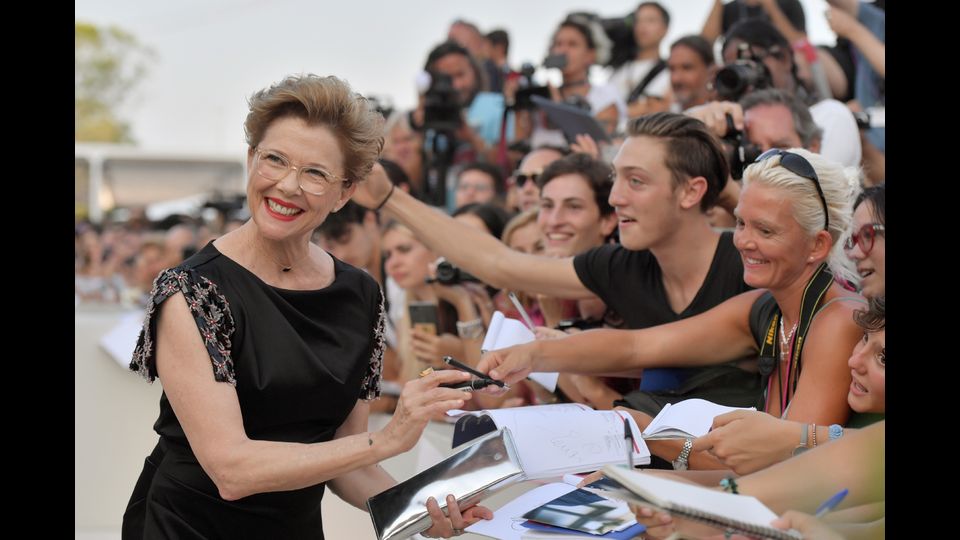 &nbsp;L'attrice statunitense e presidente della giuria Annette Bening firma gli autografi al suo arrivo alla 74ma Mostra del Cinema di Venezia (Afp)&nbsp;