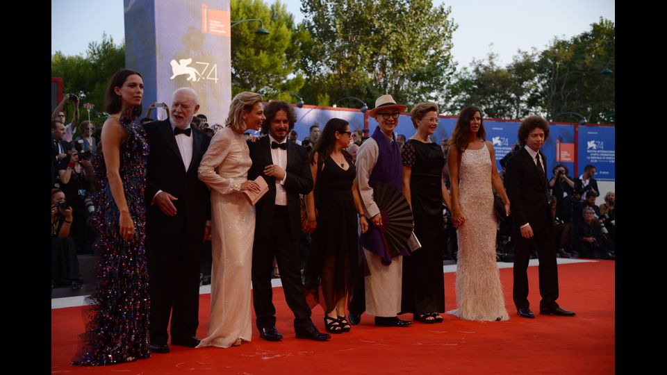 &nbsp;I membri della giuria della 74ma Mostra del Cinema di Venezia (da sinistra a destra): Rebecca Hall, David Stratton, Jasmine Trinca, Edgar Wright, Ildiko Enyedi, Yonfan, Annette Bening,  Anna Mouglalis e Michel Franco (Afp)