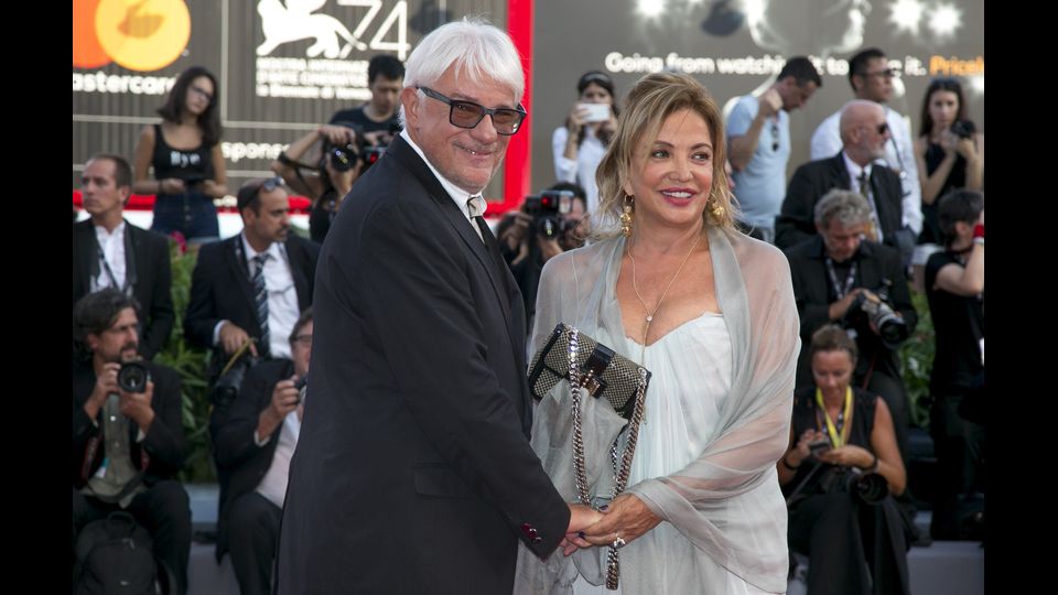 &nbsp;Ricky Tognazzi e la moglie Simona Izzo alla cerimonia di apertura della 74ma Mostra del Cinema di Venezia (Afp)