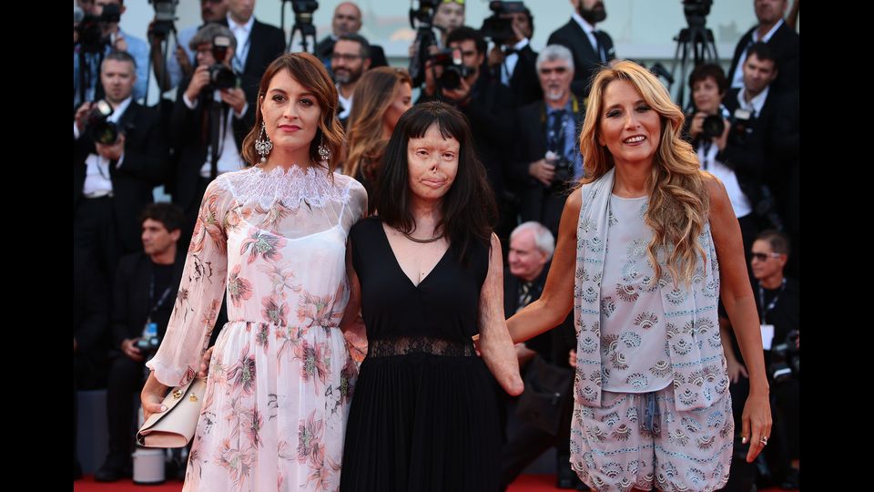 Jo Squillo, Valentina Pitzalis e Francesca Carollo alla cerimonia di apertura della 74ma Mostra del Cinema di Venezia (Afp)&nbsp;