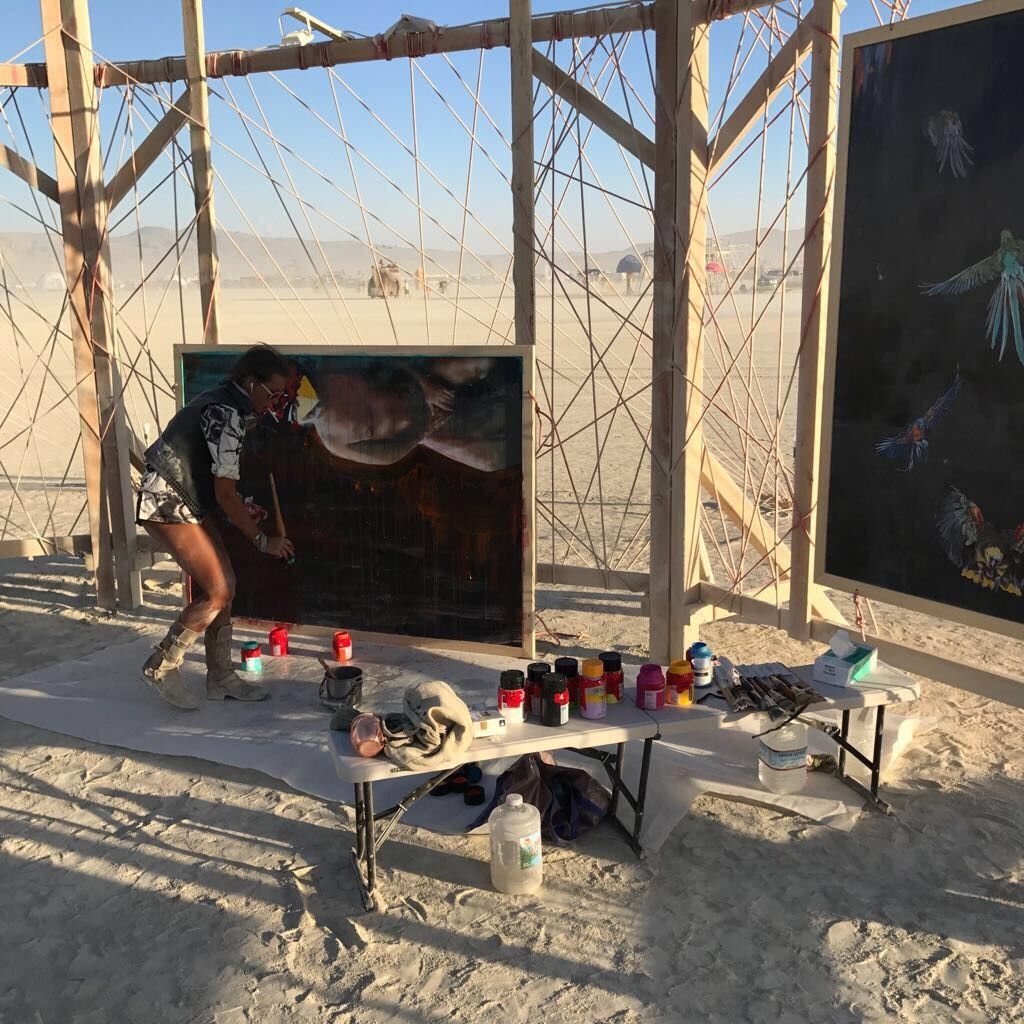 Nini lavora su 'Kafka 9.0' al Burning Man 2017