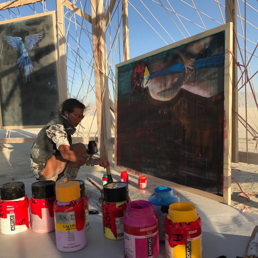 Nini lavora su 'Kafka 9.0' al Burning Man 2017