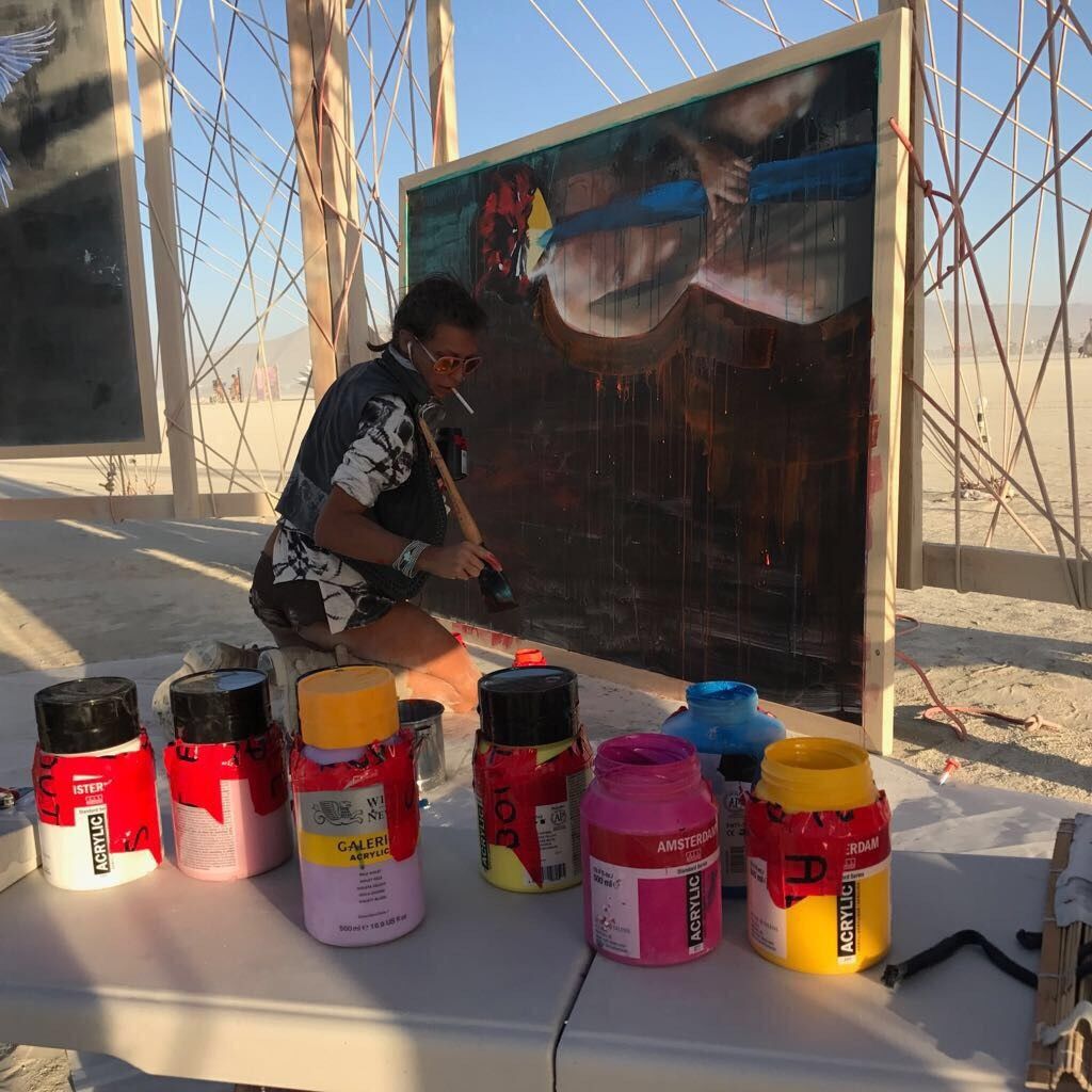 Nini lavora su 'Kafka 9.0' al Burning Man 2017