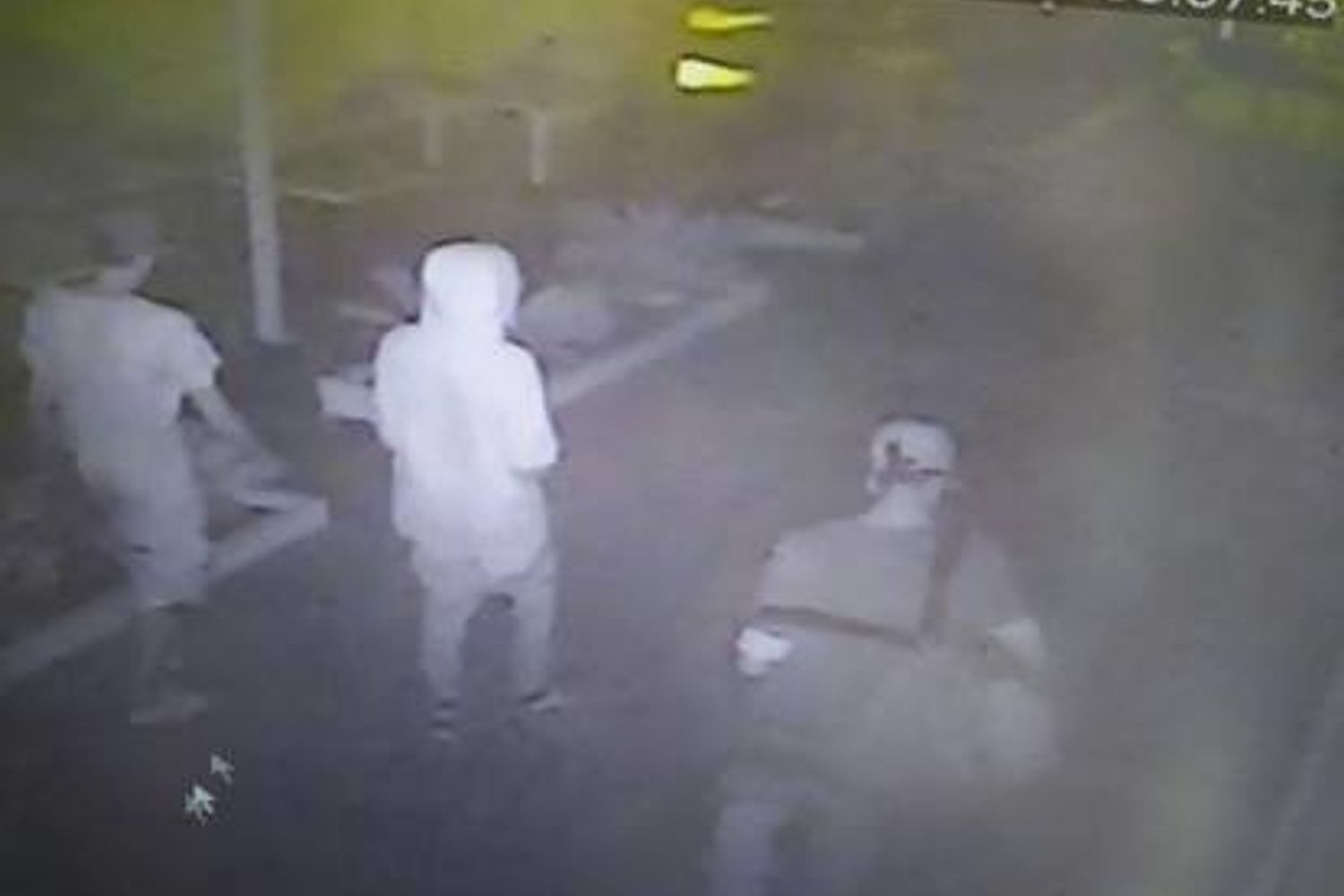 Gli stupratori ripresi da una videocamera di sorveglianza il 26 agosto&nbsp;