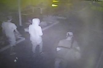 Gli stupratori ripresi da una videocamera di sorveglianza il 26 agosto&nbsp;