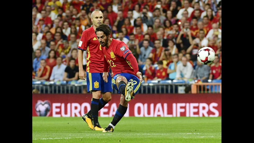 &nbsp;Protagonista assoluto della partita &egrave; il centrocampista del Real Madrid Isco. In questa foto il momento in cui calcia la punizione del vantaggio spagnolo, una bella punizione a giro che forse non vede del tutto incolpevole Buffon