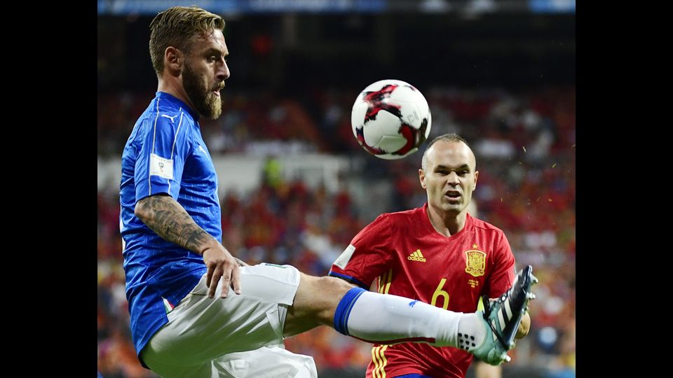 &nbsp;Un altro momento della battaglia a centrocampo, vinta dalla Spagna. Lo stop di De Rossi mentre gli si fa incontro Iniesta