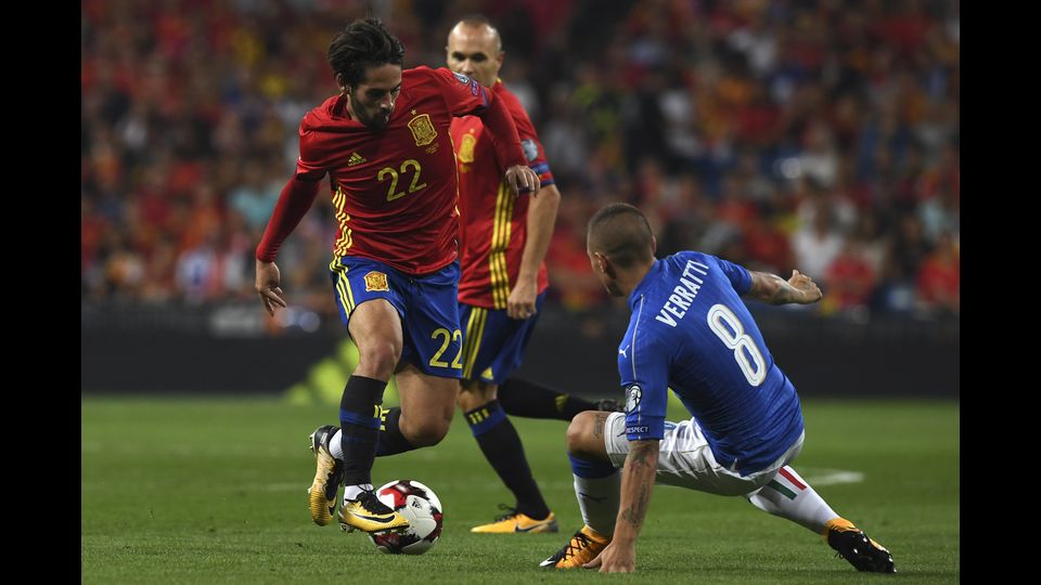 &nbsp;Isco salta Verratti, una delle molte volte in cui il centrocampista ha battuto la stella del Paris Saint Germain