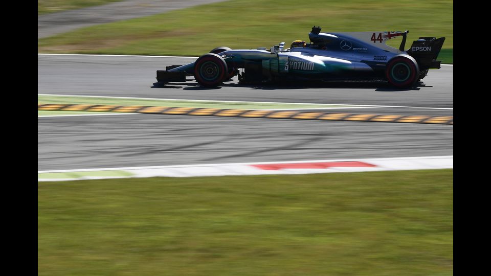 &nbsp;Il Gran Premio di F1 a Monza, Lewis Hamilton alla guida della sua Mercedes prende il comando. (Afp)