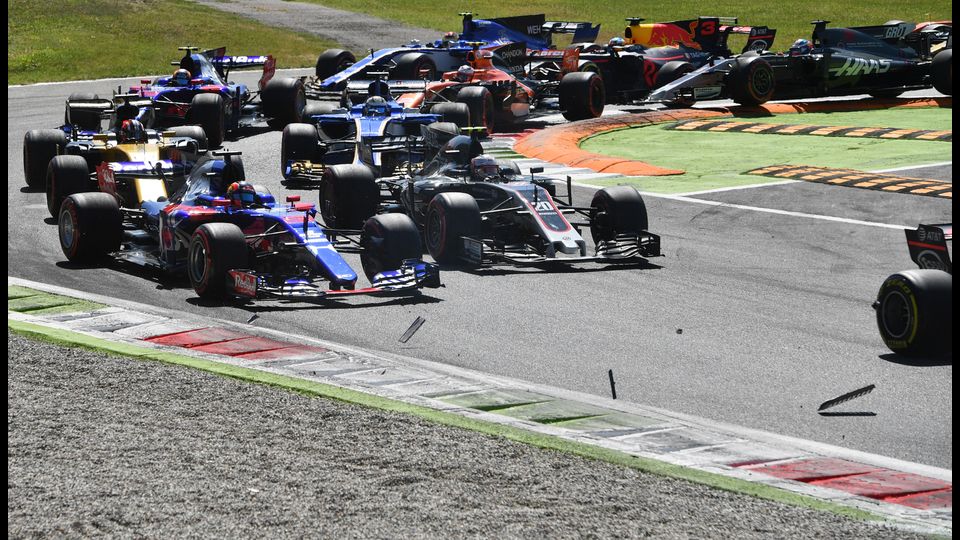 &nbsp;Il Gran Premio di F1 a Monza, pezzi delle auto si staccano durante la competizione. (Afp)