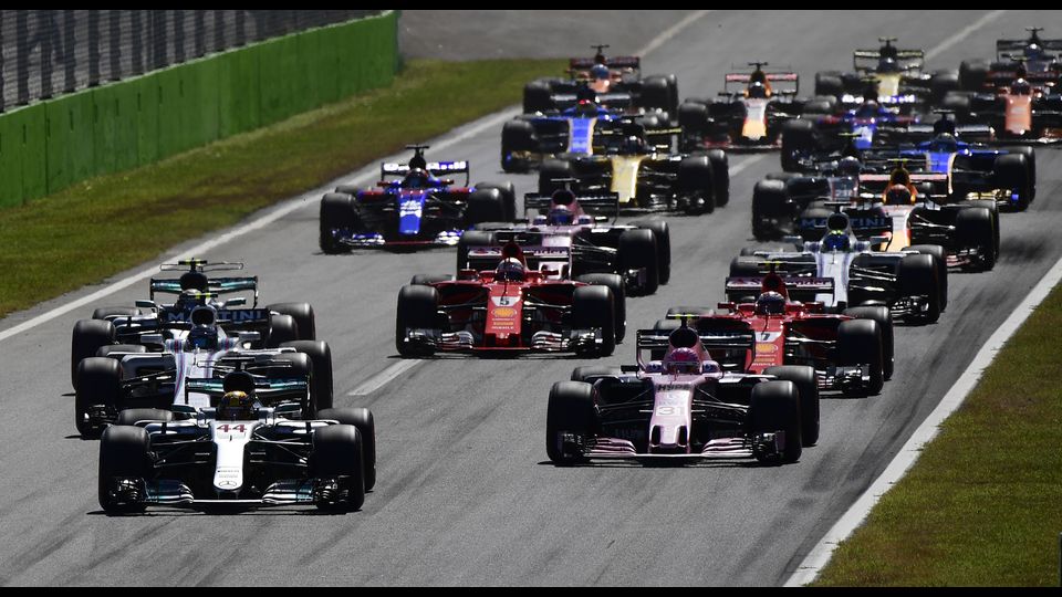 &nbsp;Il Gran Premio di F1 a Monza, Lewis Hamilton pilota della Mercedes in testa al circuito dell'Autodromo. (Afp)