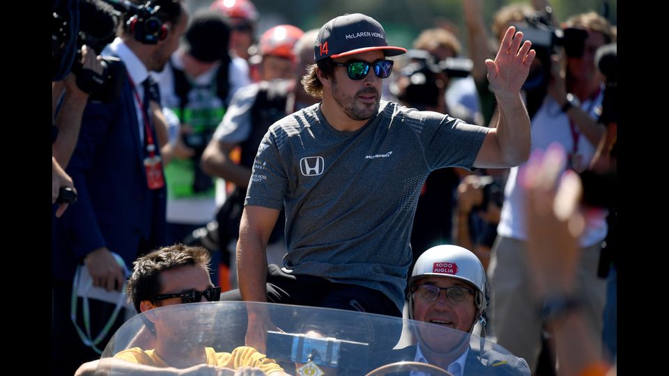 &nbsp;Il Gran Premio di F1 a Monza, il pilota della McLaren's Fernando Alonso arriva in pista. (Afp)&nbsp;