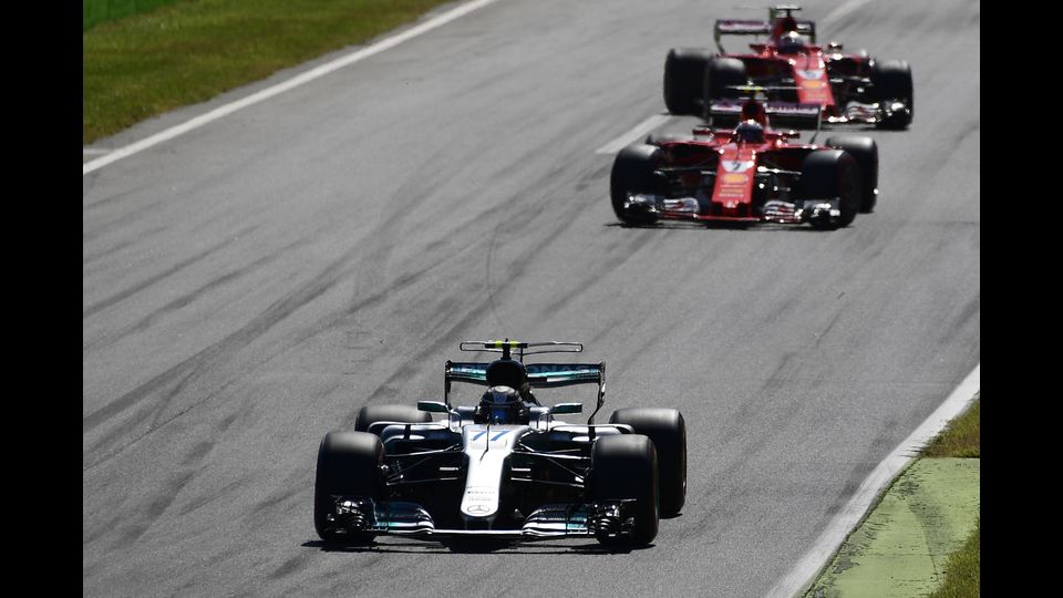&nbsp;Il Gran Premio di F1 a Monza, in testa il pilota Valtteri Bottas della Mercedes, seguito da Kimi Raikkonen e Sebastian Vettel della Ferrari. (Afp)